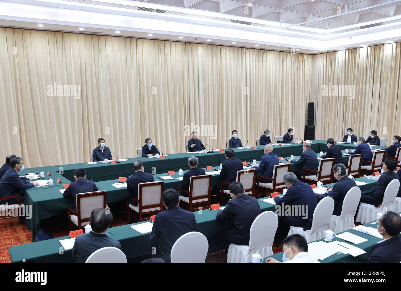 210514 -- NANYANG, 14. Mai 2021 -- der chinesische Präsident Xi Jinping, ebenfalls Generalsekretär des Zentralkomitees der Kommunistischen Partei Chinas und Vorsitzender der Zentralen Militärkommission, beruft am 14. Mai 2021 in Nanyang, der zentralchinesischen Provinz Henan, ein Symposium über die Förderung der hochwertigen Folgeentwicklung des Süd-Nord-Wasserumleitungsprojekts ein. CHINA-HENAN-NANYANG-XI JINPING-SYMPOSIUM CN WANGXYE PUBLICATIONXNOTXINXCHN Stockfoto