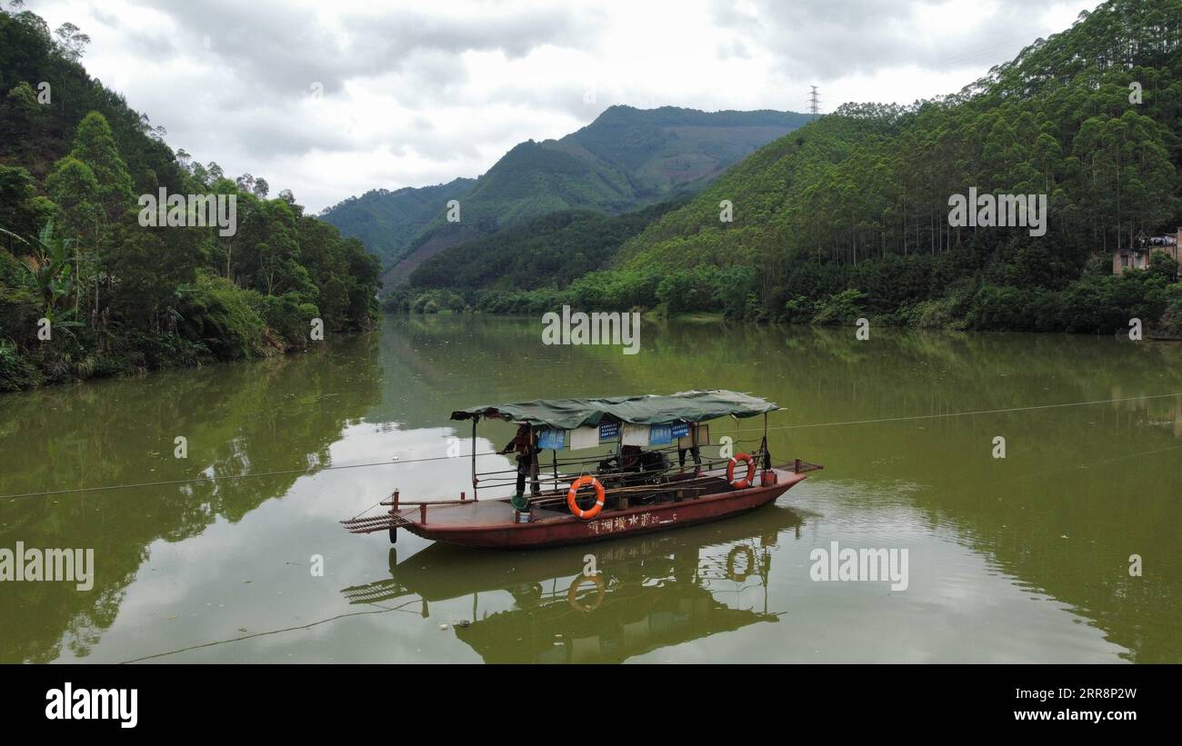 210514 -- HEZHOU, 14. Mai 2021 -- Zhao Shibin Fähren Dorfbewohner in Huangdong Yao Township der Stadt Hezhou, südchinesische autonome Region Guangxi Zhuang, 13. Mai 2021. Das Warten am Fluss ist seit 19 Jahren die tägliche Routine von Zhao Shibin. Zhao, 61, ist ein Fährmann aus der Huangdong Yao Township in der Stadt Hezhou, der südchinesischen autonomen Region Guangxi Zhuang. Durch den Huangdong-Fluss getrennt, können Einheimische, die am Ostufer leben, nur zum Westufer gebracht werden, wo sich Dorfmärkte und medizinische Einrichtungen befinden. Wissen, dass das größte Hindernis für das Leben der Menschen W Stockfoto