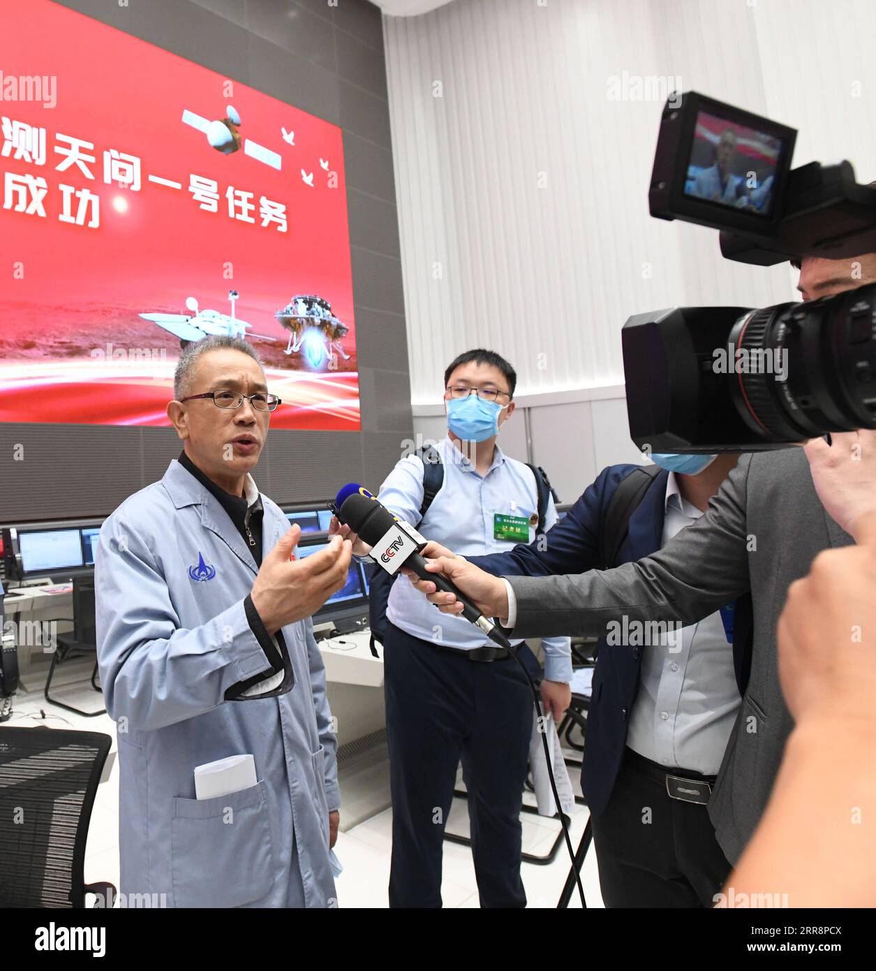 210515 -- PEKING, 15. Mai 2021 -- Zhang Rongqiao, Chefdesigner der ersten Mars-Explorationsmission Chinas, spricht in einem Interview in Peking, der Hauptstadt Chinas, am 15. Mai 2021. Der Lander mit Chinas erstem Mars-rover ist auf dem roten Planeten gelandet, bestätigte die chinesische nationale Raumfahrtbehörde CNSA am Samstagmorgen. Es ist das erste Mal, dass China eine Sonde auf einem anderen Planeten als der Erde landet. EyesonSci CHINA-BEIJING-TIANWEN-1 PROBE-MARS-LANDING CN RaoxAimin PUBLICATIONxNOTxINxCHN Stockfoto