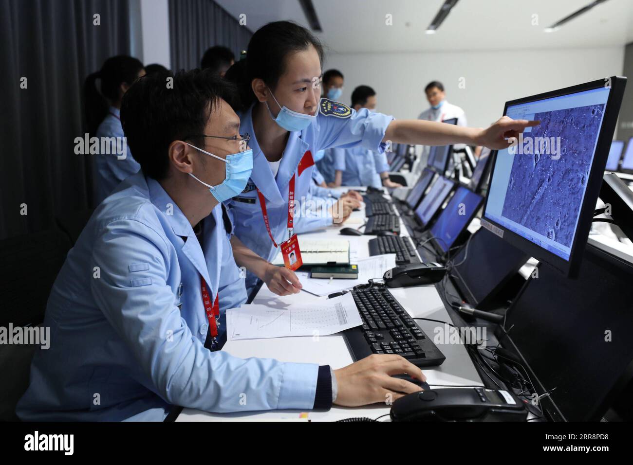 210515 -- PEKING, 15. Mai 2021 -- Technische Personalarbeit im Beijing Aerospace Control Center in Peking, Hauptstadt von China, 15. Mai 2021. Der Lander mit Chinas erstem Mars-rover ist auf dem roten Planeten gelandet, bestätigte die chinesische nationale Raumfahrtbehörde CNSA am Samstagmorgen. Es ist das erste Mal, dass China eine Sonde auf einem anderen Planeten als der Erde landet. EyesonSci CHINA-BEIJING-TIANWEN-1 PROBE-MARS-LANDUNG CN JinxLiwang PUBLICATIONxNOTxINxCHN Stockfoto