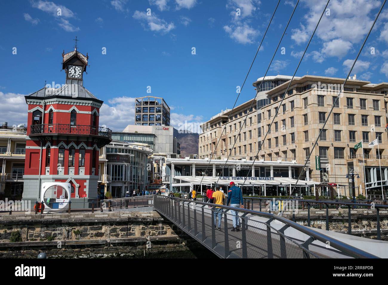 210515 – KAPSTADT, 15. Mai 2021 – am 14. Mai 2021 besuchen Menschen die weltberühmte Touristenattraktion Victoria und Alfred Waterfront in Kapstadt, Südafrika. Kapstadt kündigte letzte Woche ein 3,9-Milliarden-Rand-Expansionsprojekt von Victoria und Alfred Waterfront in Höhe von 280 Millionen US-Dollar an. SÜDAFRIKA-KAPSTADT-UFERPROMENADE-ALLTAG LYUXTIANRAN PUBLICATIONXNOTXINXCHN Stockfoto