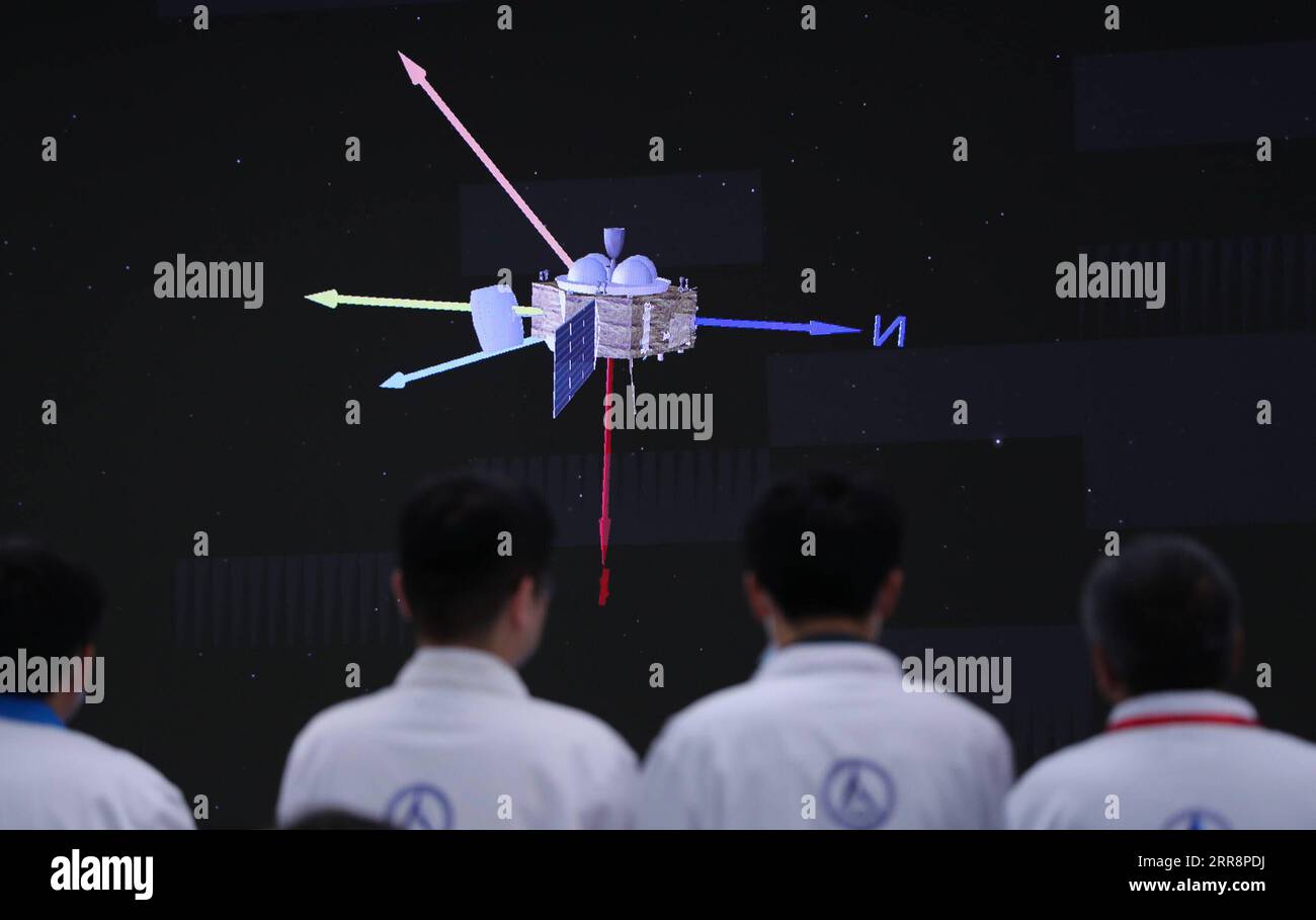210515 -- PEKING, 15. Mai 2021 -- Technische Personalarbeit im Beijing Aerospace Control Center in Peking, Hauptstadt von China, 15. Mai 2021. Der Lander mit Chinas erstem Mars-rover ist auf dem roten Planeten gelandet, bestätigte die chinesische nationale Raumfahrtbehörde CNSA am Samstagmorgen. Es ist das erste Mal, dass China eine Sonde auf einem anderen Planeten als der Erde landet. EyesonSci CHINA-BEIJING-TIANWEN-1 PROBE-MARS-LANDUNG CN JinxLiwang PUBLICATIONxNOTxINxCHN Stockfoto