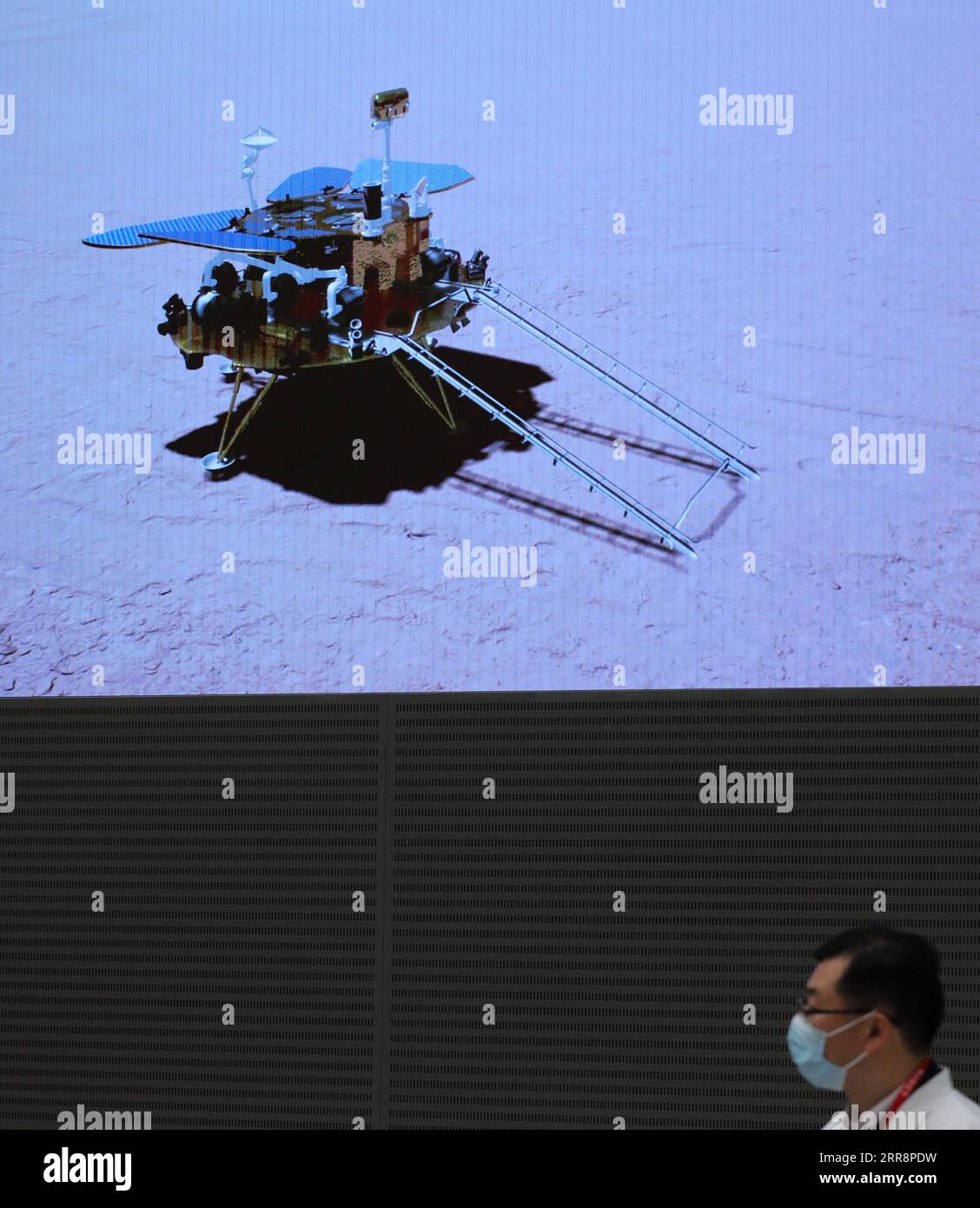 210515 -- PEKING, 15. Mai 2021 -- Eine technische Person arbeitet im Beijing Aerospace Control Center in Peking, Hauptstadt von China, 15. Mai 2021. Der Lander mit Chinas erstem Mars-rover ist auf dem roten Planeten gelandet, bestätigte die chinesische nationale Raumfahrtbehörde CNSA am Samstagmorgen. Es ist das erste Mal, dass China eine Sonde auf einem anderen Planeten als der Erde landet. EyesonSci CHINA-BEIJING-TIANWEN-1 PROBE-MARS-LANDUNG CN JinxLiwang PUBLICATIONxNOTxINxCHN Stockfoto