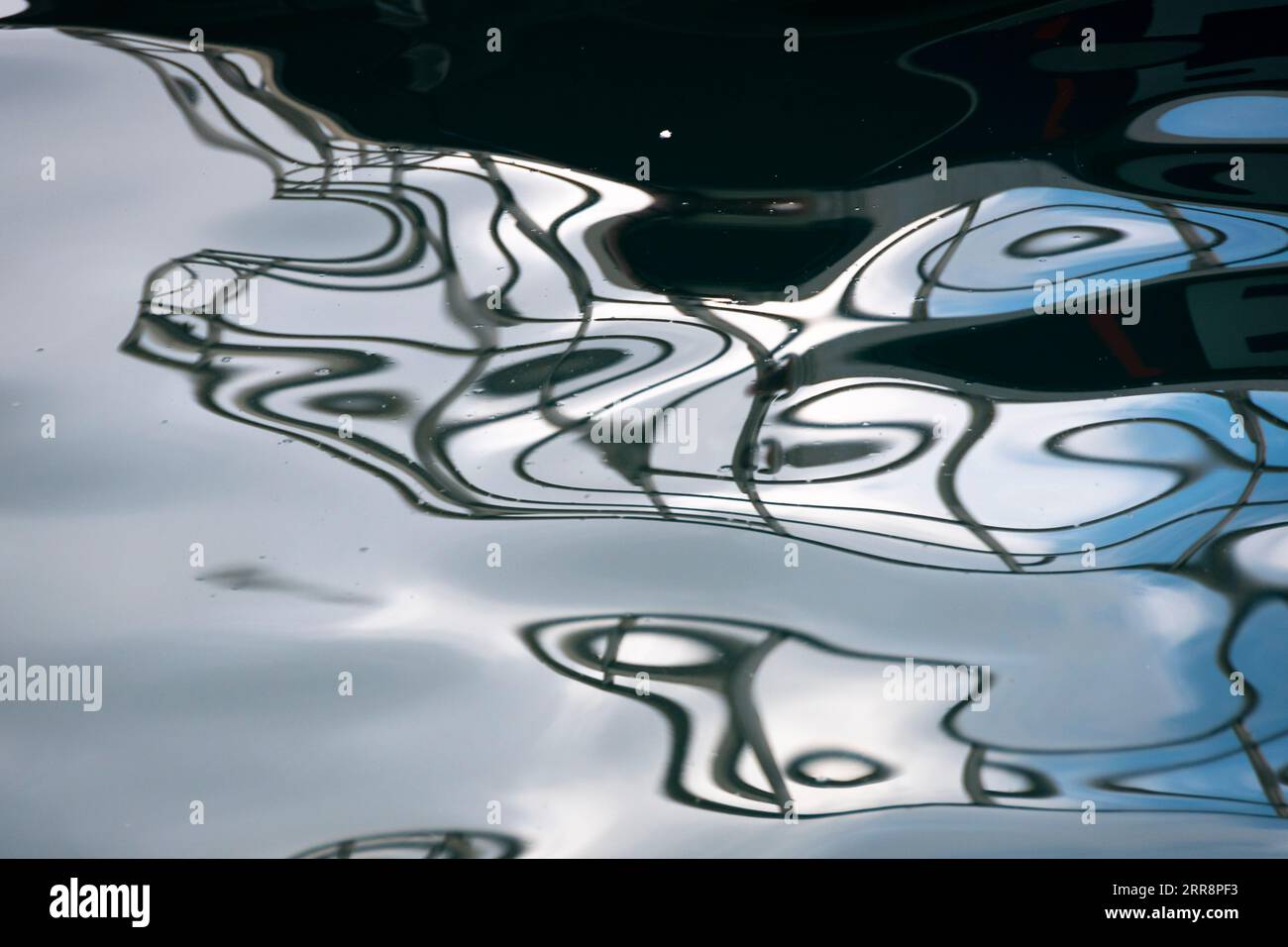 Verzerrte Reflexion im Hafen von Wellington, North Island, Neuseeland Stockfoto