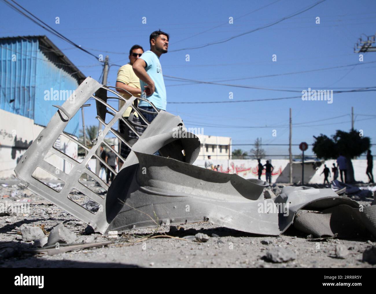 210516 -- GAZA CITY, 16. Mai 2021 -- Palästinenser überprüfen Trümmer des Jala Tower, der Büros von Al-Jazeera TV und Associated Press sowie Wohnwohnungen beherbergte, nachdem er am 15. Mai 2021 von einem israelischen Luftangriff in Gaza City getroffen wurde. Israel sagte am Samstag, dass es das Hochhaus in Gaza City, in dem Büros internationaler Medien untergebracht sind, getroffen habe, weil es Vermögenswerte des Hamas-Geheimdienstes enthielt. Foto von /Xinhua MIDEAST-GAZA CITY-AIRSTRIKE-JALA TOWER RizekxAbdeljawad PUBLICATIONxNOTxINxCHN Stockfoto