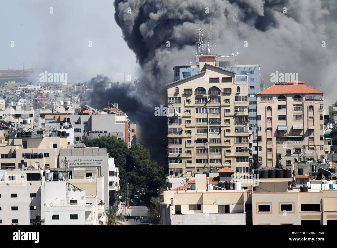 210516 -- GAZA CITY, 16. Mai 2021 -- Rauchschwaden nach einem israelischen Luftangriff auf den Jala Tower, in dem sich am 15. Mai 2021 Büros von Al-Jazeera TV und Associated Press sowie Wohnhäuser in Gaza City befanden. Israel sagte am Samstag, dass es das Hochhaus in Gaza City, in dem Büros internationaler Medien untergebracht sind, getroffen habe, weil es Vermögenswerte des Hamas-Geheimdienstes enthielt. Foto von /Xinhua MIDEAST-GAZA CITY-AIRSTRIKE-JALA TOWER RizekxAbdeljawad PUBLICATIONxNOTxINxCHN Stockfoto