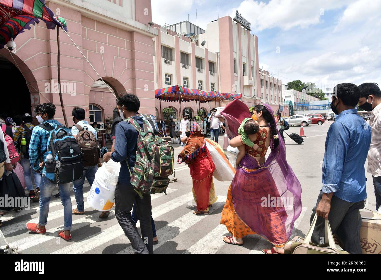 210516 -- HYDERABAD, 16. Mai 2021 -- Wanderarbeitnehmer stehen am 15. Mai 2021 vor dem Bahnhof Secunderabad in der Nähe von Hyderabad, Indien, während eines Lockdowns zur Eindämmung des Anstiegs der COVID-19-Pandemie an. STR/INDIA-HYDERABAD-LOCKDOWN-WANDERARBEITNEHMER xinhua PUBLICATIONxNOTxINxCHN Stockfoto