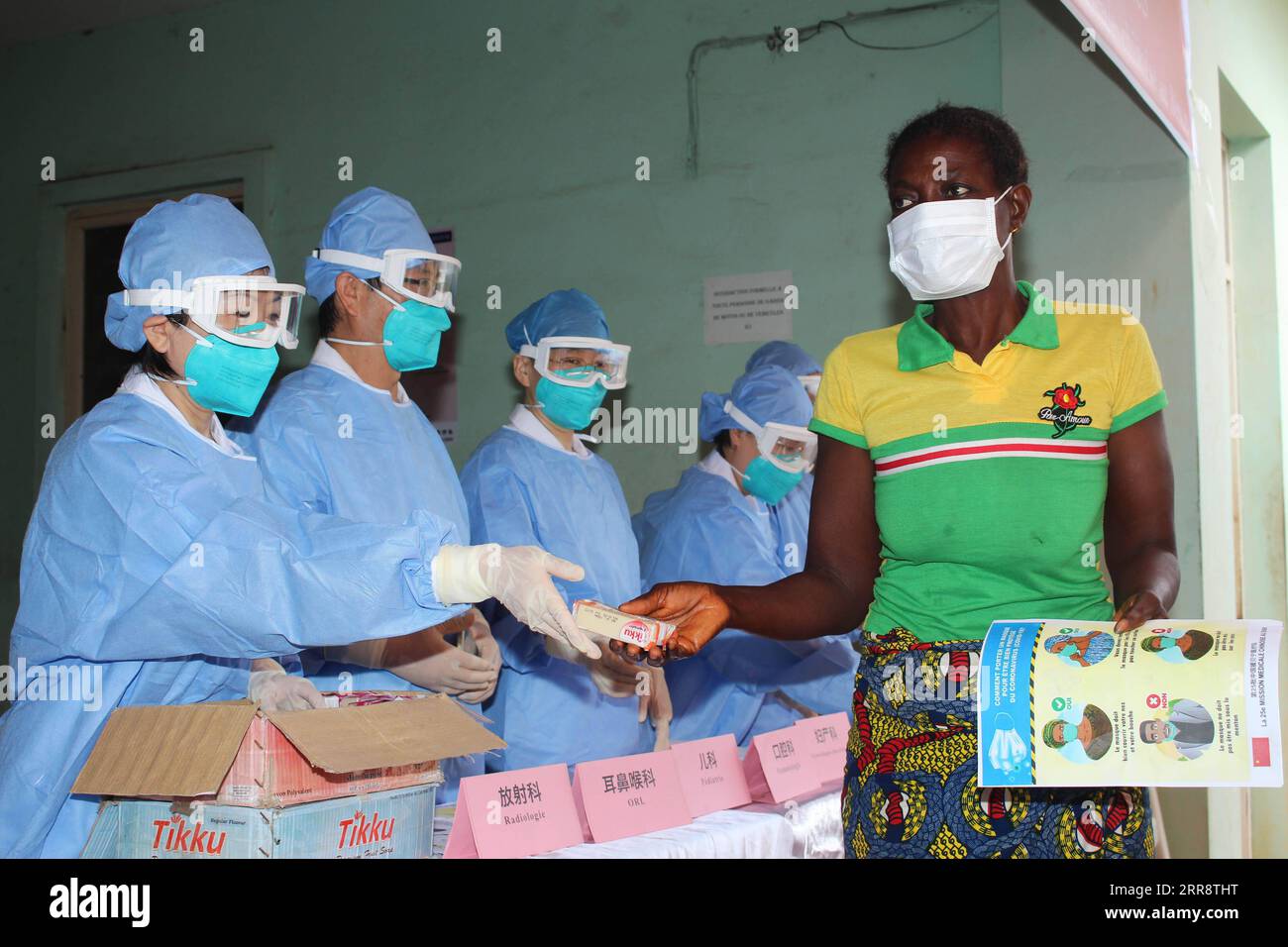 210518 -- LOKOSSA, 18. Mai 2021 -- Chinesische Ärzte geben einer Frau Flugblätter und Seife während einer Sitzung zur Sensibilisierung für Hypertonie und tropische Krankheiten, die von der 25. Chinesischen medizinischen Mission im Mono-Couffo Departmental Hospital Center in Lokossa, Benin, 17. Mai 2021 organisiert wurde. Foto von /Xinhua BENIN-LOKOSSA-CHINESISCHE MEDIZINISCHE MISSION SeraphinxZounyekpe PUBLICATIONxNOTxINxCHN Stockfoto