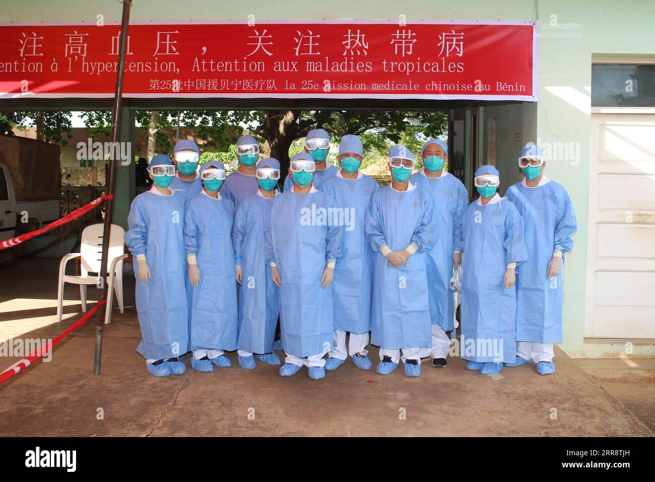 210518 -- LOKOSSA, 18. Mai 2021 -- Mitglieder der 25. Chinesischen medizinischen Mission posieren für ein Gruppenfoto während einer Sitzung über Hypertonie und Tropenkrankheiten im Mono-Couffo Departmental Hospital Center in Lokossa, Benin, 17. Mai 2021. Foto von /Xinhua BENIN-LOKOSSA-CHINESISCHE MEDIZINISCHE MISSION SeraphinxZounyekpe PUBLICATIONxNOTxINxCHN Stockfoto