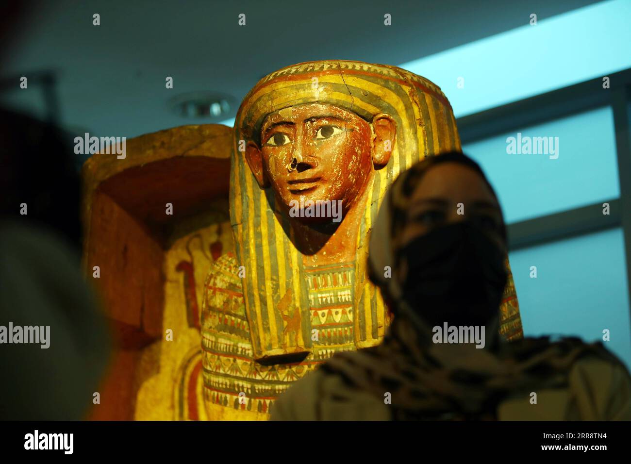 210518 -- KAIRO, 18. Mai 2021 -- Menschen besuchen ein neu eröffnetes Museum am Cairo International Airport in Kairo, Ägypten, 18. Mai 2021. Ägyptens Tourismus und Antiquitäten eröffneten am Dienstag zwei neue Museen am Internationalen Flughafen Kairo anlässlich des Internationalen Museumstages, der jedes Jahr am 18. Mai stattfindet. Die neuen Museen befinden sich in den Gebäuden von Terminal 2 und Terminal 3 und ermöglichen Besuchern einen Blick auf Ägyptens Schätze dort. ÄGYPTEN-KAIRO-FLUGHAFEN-MUSEUM-ERÖFFNUNG AhmedxGomaa PUBLICATIONxNOTxINxCHN Stockfoto