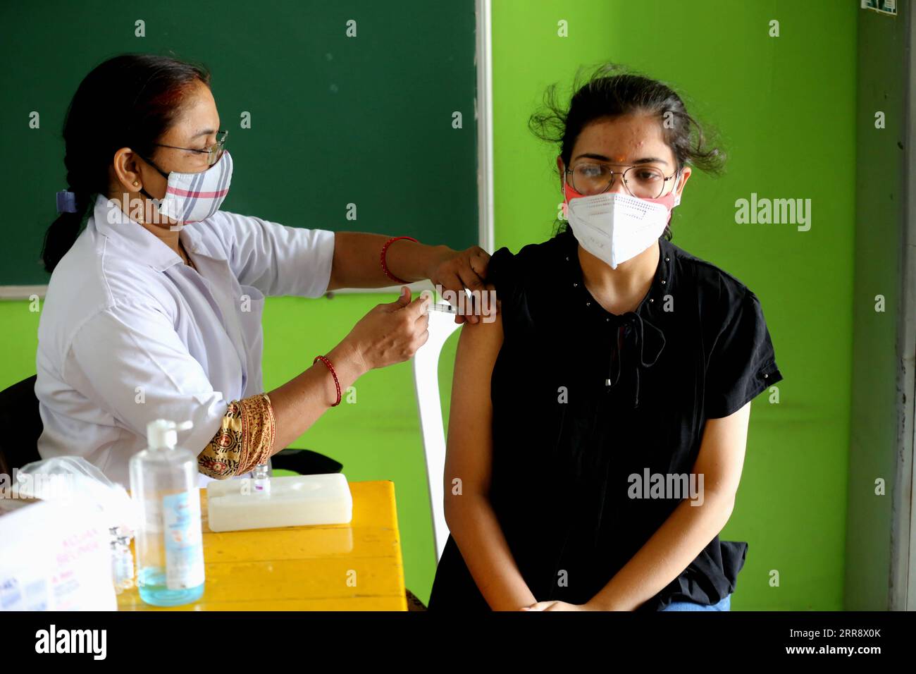 210519 -- BHOPAL, 19. Mai 2021 -- Eine Frau erhält während der Impfaktion in Bhopal, der Hauptstadt des indischen Bundesstaates Madhya Pradesh, am 19. Mai 2021 Eine Impfung gegen COVID-19. Indiens COVID-19-Bilanz erreichte am Mittwoch 25.496.330, wobei in den letzten 24 Stunden 267.334 neue Fälle registriert wurden, bestätigte das gesundheitsministerium. Bisher wurden den Menschen im ganzen Land über 185 Millionen Impfdosen verabreicht 185.809.302, seit Indien am 16. Januar eine landesweite Impfaktion gestartet hat. STR/Xinhua INDIA-BHOPAL-COVID-19-VACCINATION Stringer PUBLICATIONxNOTxINxCHN Stockfoto