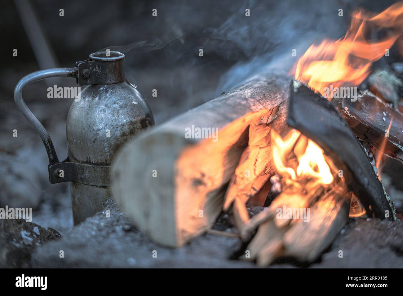 Ein Foto von Tee, der in Holz kocht. Stockfoto