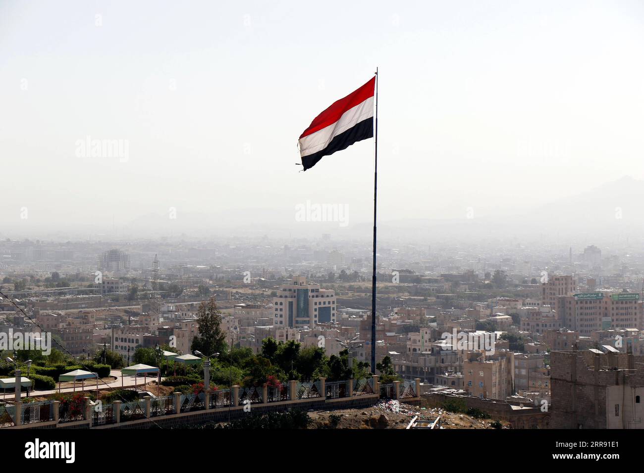 210523 -- SANAA, 23. Mai 2021 -- Eine jemenitische Flagge wird am 22. Mai 2021 in Sanaa, der Hauptstadt des Jemen, gesehen. Am Samstag findet der nationale Tag der Einheit im Jemen statt, ein Feiertag zur Erinnerung an die Vereinigung von Nord- und Südjemen, der an diesem Tag 1990 stattfand. Foto von /Xinhua JEMEN-SANAA-NATIONALFEIERTAG FÜR DIE EINHEIT MohammedxMohammed PUBLICATIONxNOTxINxCHN Stockfoto