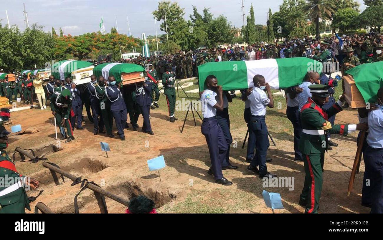 210523 -- ABUJA, 23. Mai 2021 -- Menschen tragen Särge verstorbener Militäroffiziere zum Begräbnisort auf dem Nationalen Militärfriedhof in Abuja, Nigeria, 22. Mai 2021. Ein Flugzeug der nigerianischen Luftwaffe stürzte am Freitagabend in der Nähe eines internationalen Flughafens im Bundesstaat Kaduna nordwestlich von Nigeria ab und tötete mehrere Personen an Bord, darunter den Chef des Armeestabes Ibrahim Attahiru. Foto von /Xinhua NIGERIA-ABUJA-FUNERAL-AIR FORCE-CRASH RobertxOba PUBLICATIONxNOTxINxCHN Stockfoto