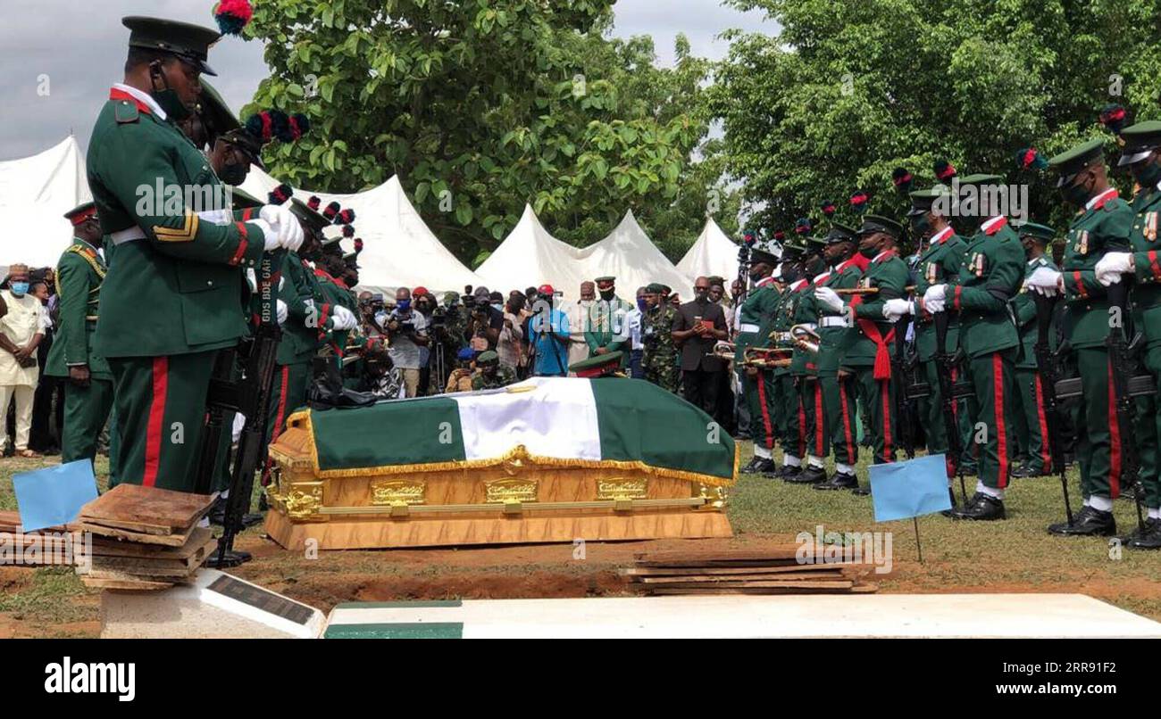 210523 -- ABUJA, 23. Mai 2021 -- Soldaten ehren verstorbene Militäroffiziere bei einer Beerdigung auf dem Nationalen Militärfriedhof in Abuja, Nigeria, am 22. Mai 2021. Ein Flugzeug der nigerianischen Luftwaffe stürzte am Freitagabend in der Nähe eines internationalen Flughafens im Bundesstaat Kaduna nordwestlich von Nigeria ab und tötete mehrere Personen an Bord, darunter den Chef des Armeestabes Ibrahim Attahiru. Foto von /Xinhua NIGERIA-ABUJA-FUNERAL-AIR FORCE-CRASH RobertxOba PUBLICATIONxNOTxINxCHN Stockfoto