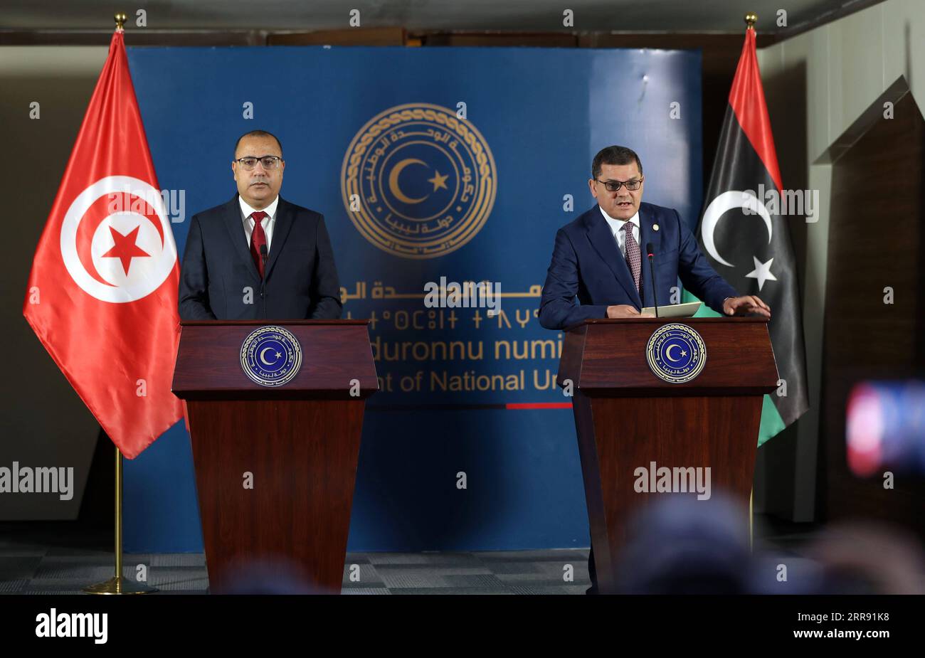 210523 -- TRIPOLI, 23. Mai 2021 -- der libysche Premierminister Abdul Hamid Dbeibah R und der tunesische Premierminister Hichem Mechichi nehmen am 22. Mai 2021 an einer Pressekonferenz in Tripoli, Libyen, Teil. Abdul Hamid Dbeibah traf sich am Samstag mit Hichem Mechichi in Tripoli, wo sie ein Abkommen über den gegenseitigen Handel und die Freizügigkeit von Reisenden unterzeichneten. Foto von /Xinhua LIBYEN-TRIPOLI-TUNESIEN PM-VISIT HamzaxTurkia PUBLICATIONxNOTxINxCHN Stockfoto