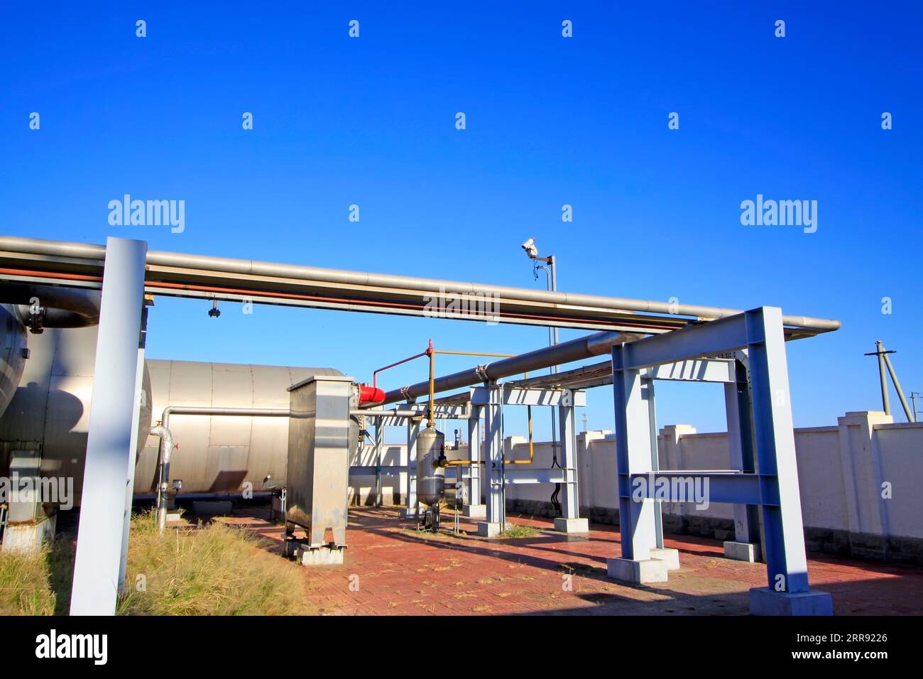 Öllager und Transporteinrichtungen in einem Ölfeld, Nahaufnahme des Fotos Stockfoto