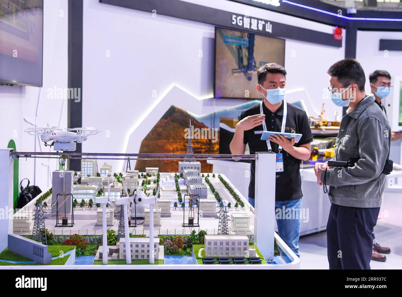 210526 -- GUIYANG, 26. Mai 2021 -- Ein Mitarbeiter von L stellt auf der China International Big Data Industry Expo 2021 in Guiyang, Provinz Guizhou im Südwesten Chinas, am 26. Mai 2021 ein intelligentes 5G-Netz vor. Die expo wurde am Mittwoch eröffnet und zeigt die neuesten wissenschaftlichen und technologischen Innovationen und Errungenschaften in relevanten Bereichen. CHINA-GUIZHOU-GUIYANG-BIG DATA INDUSTRY EXPO-TECHNOLOGY CN YANGXWENBIN PUBLICATIONXNOTXINXCHN Stockfoto
