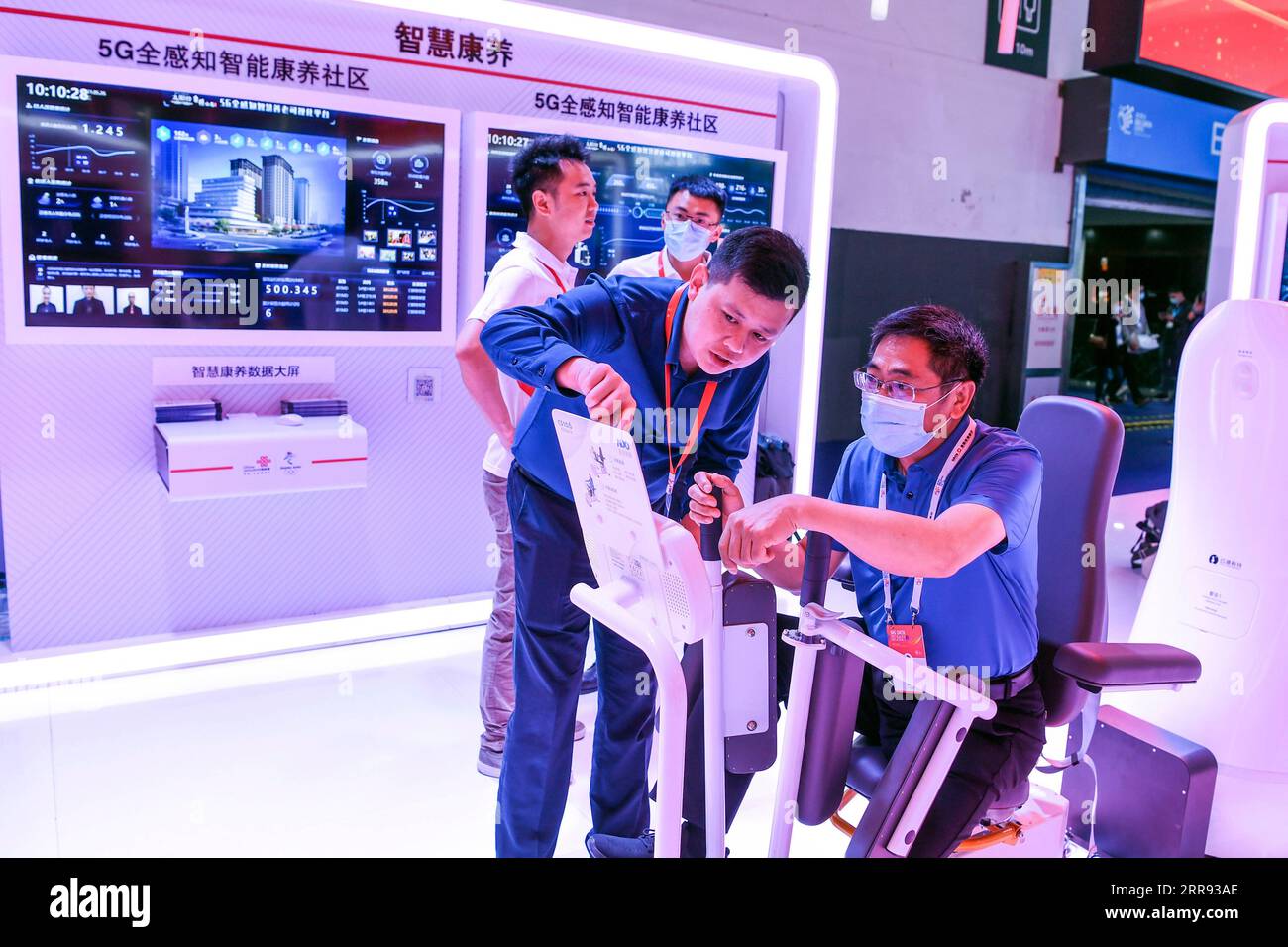 210526 -- GUIYANG, 26. Mai 2021 -- Ein Besucher 1st R testet 5G-betriebene Sportgeräte während der China International Big Data Industry Expo 2021 in Guiyang, südwestchinesische Provinz Guizhou, 26. Mai 2021. Die expo wurde am Mittwoch eröffnet und zeigt die neuesten wissenschaftlichen und technologischen Innovationen und Errungenschaften in relevanten Bereichen. CHINA-GUIZHOU-GUIYANG-BIG DATA INDUSTRY EXPO-TECHNOLOGY CN YANGXWENBIN PUBLICATIONXNOTXINXCHN Stockfoto