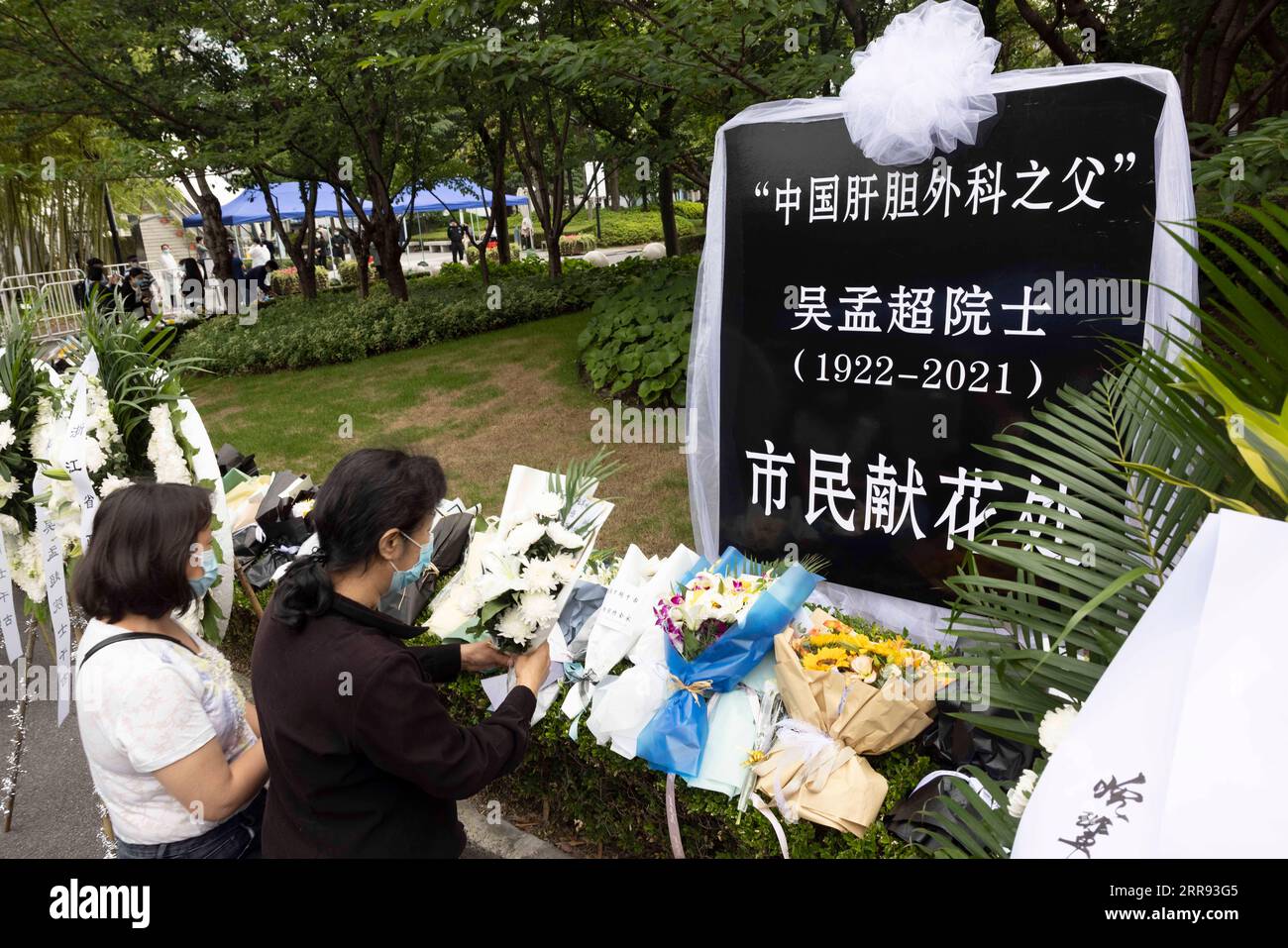 210526 -- SHANGHAI, 26. Mai 2021 -- Menschen stellen Blumen auf, um dem verstorbenen chinesischen Spitzenchirurgen Wu Mengchao im Longhua-Bestattungssalon im ostchinesischen Shanghai, 26. Mai 2021, zu huldigen. Am Mittwoch fand ein Gedenkgottesdienst für Wu Mengchao statt, der als Vater der chinesischen Leberchirurgie bekannt ist. Der führende hepatobiliäre Chirurg, der ein einzigartiges System der Leberchirurgie in China etablierte und sich fast acht Jahrzehnte lang der Rettung von Menschenleben widmete, starb am vergangenen Samstag um 99 Uhr in Shanghai. CHINA-SHANGHAI-WU MENGCHAO-MEMORIAL SERVICE CN WANGXXIANG PUBLICATIONXNOTXINXCHN Stockfoto