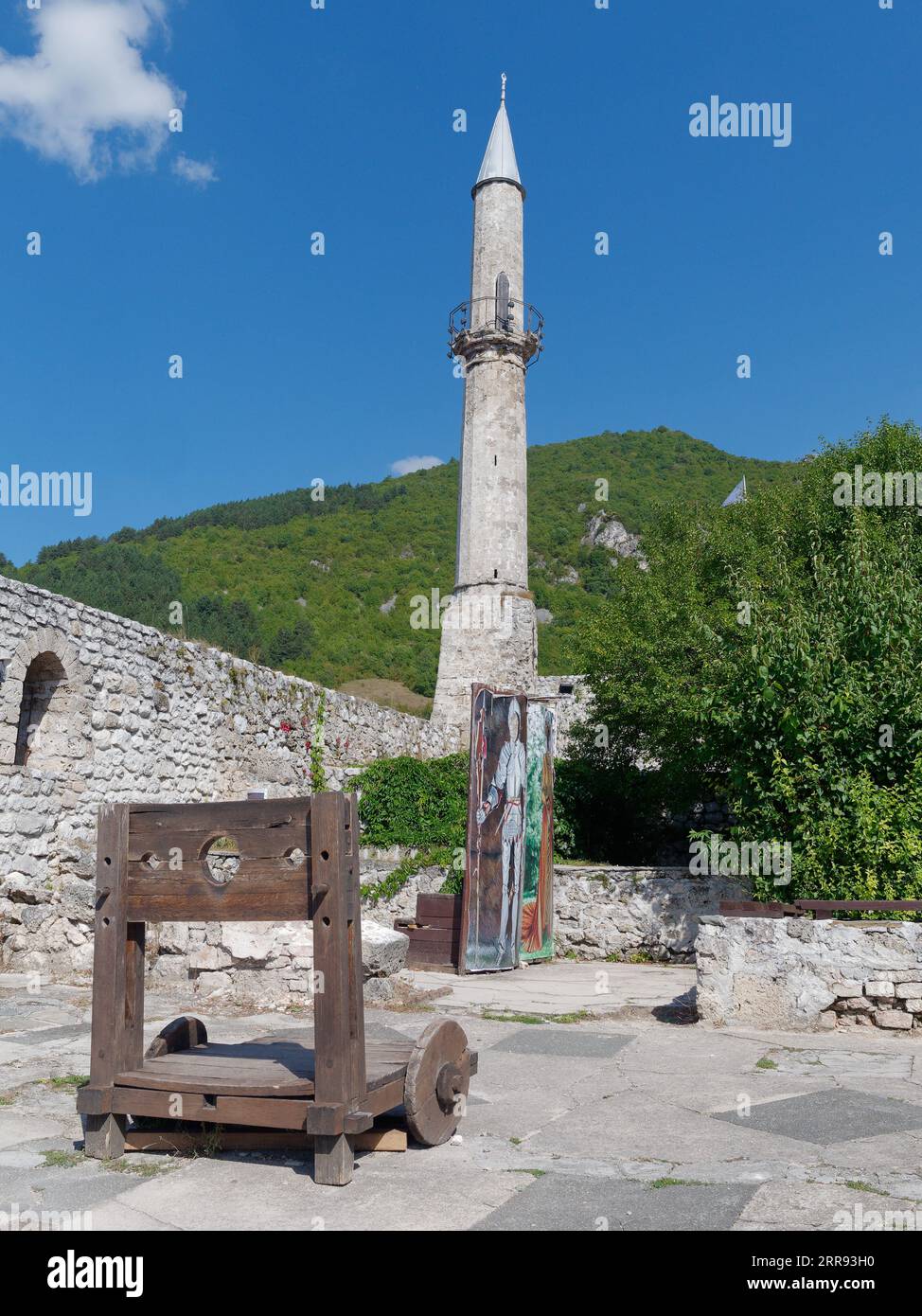 Schloss Stari Grad (Altstadtschloss) mit Pranger und Minarett in der Stadt Travnik, Bosnien und Herzegowina, 6. September 2023 Stockfoto