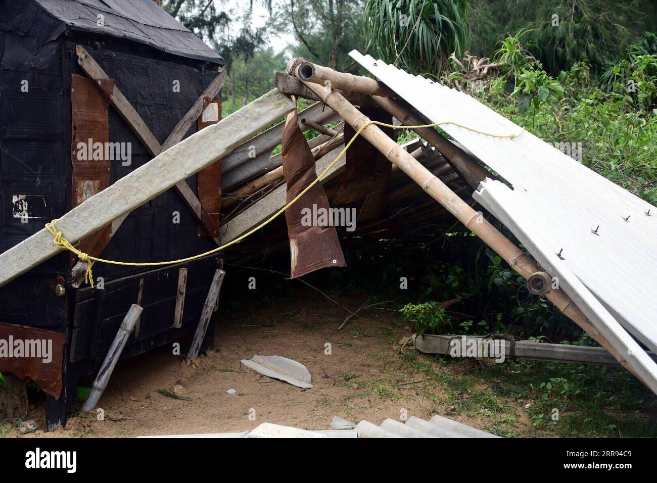 210527 -- BALASORE, 27. Mai 2021 -- Foto aufgenommen am 27. Mai 2021 zeigt beschädigte Häuser in einem Dorf, das von Zyklonsturmjas im Balasore-Bezirk von Odisha, Indien, getroffen wurde. Fünf Menschen wurden am Mittwoch getötet, nachdem der Zyklonsturm Yaas das Küstengebiet der ostindischen bundesstaaten Westbengalen und Odisha getroffen hatte, berichteten lokale Medien. Der Zyklon machte Landfall mit etwas geringerer Intensität mit einer Windgeschwindigkeit von 130-140 km/ph. STR/INDIA-BALASORE-CYCLONE YAAS-AFTERMATH Xinhua PUBLICATIONxNOTxINxCHN Stockfoto