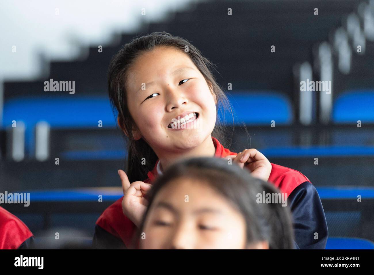 210528 -- HARBIN, 28. Mai 2021 -- Kinder im Musikunterricht üben Chor an der Renmin Town Central Primary School in Renmin Stadt Anda, nordöstliche Provinz Heilongjiang, 25. Mai 2021. Li Ping und Zhang Yu sind Musiklehrer der Grundschule Renmin Town Central. Im April 2019 gründeten sie eine Musikklasse in der Schule. Vorher, als wir Musikunterricht gaben, fanden wir heraus, dass einige Kinder sehr gut gesungen haben, also hatten wir die ursprüngliche Absicht, eine Musikklasse einzurichten, um Kinder, die Musik lieben, auszubilden und mehr ländlichen Studenten die Möglichkeit zu geben, Vokalmusik und Mus zu lernen Stockfoto
