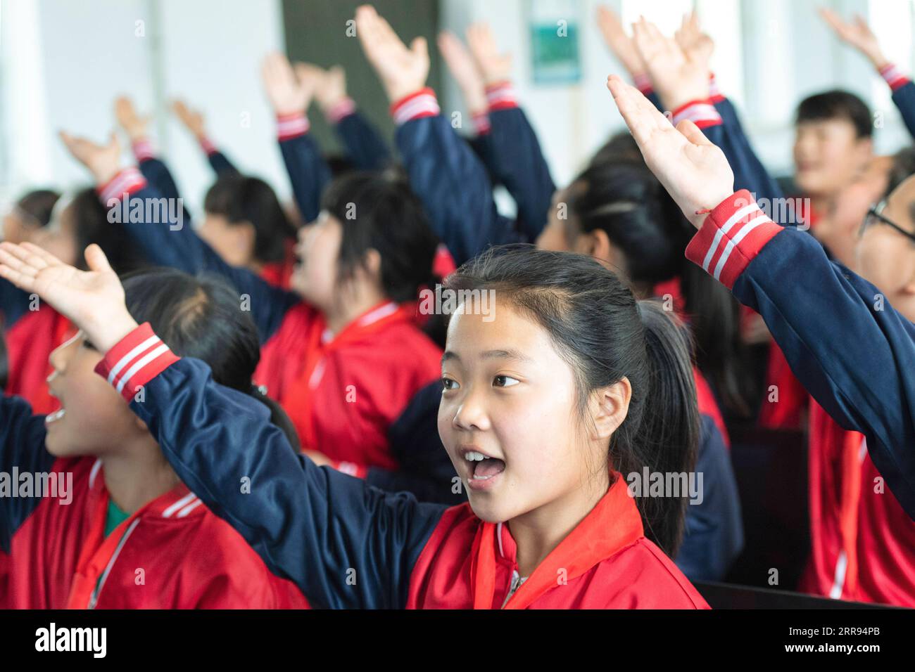 210528 -- HARBIN, 28. Mai 2021 -- Kinder im Musikunterricht üben Chor an der Renmin Town Central Primary School in Renmin Stadt Anda, nordöstliche Provinz Heilongjiang, 25. Mai 2021. Li Ping und Zhang Yu sind Musiklehrer der Grundschule Renmin Town Central. Im April 2019 gründeten sie eine Musikklasse in der Schule. Vorher, als wir Musikunterricht gaben, fanden wir heraus, dass einige Kinder sehr gut gesungen haben, also hatten wir die ursprüngliche Absicht, eine Musikklasse einzurichten, um Kinder, die Musik lieben, auszubilden und mehr ländlichen Studenten die Möglichkeit zu geben, Vokalmusik und Mus zu lernen Stockfoto