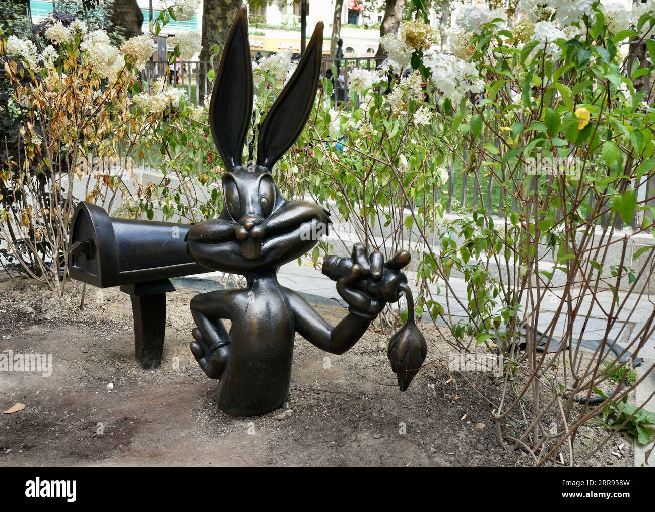 Bronzestatue von Bugs Bunny in Leicester Square, London, Großbritannien. Stockfoto