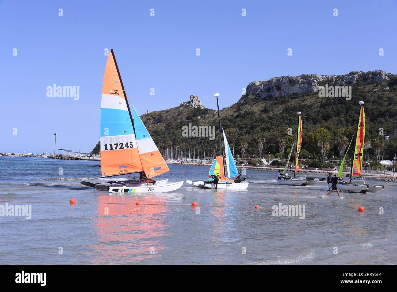 210528 -- CAGLIARI ITALIEN, 28. Mai 2021 -- die Leute bereiten sich darauf vor, ihre Boote am 28. Mai 2021 auf dem Meer in Cagliari, Sardinien, Italien, zu segeln. Alle italienischen Regionen sind seit Montag gelb geworden, was ein geringes Ansteckungsrisiko und das niedrigste Maß an Anti-COVID-19-Einschränkungen anzeigt, so die nationalen Gesundheitsbehörden des Landes. Foto von /Xinhua ITALY-SARDINIA-CAGLIARI-COVID-19-RESTRICTIONS-EASE AlbertoxLingria PUBLICATIONxNOTxINxCHN Stockfoto