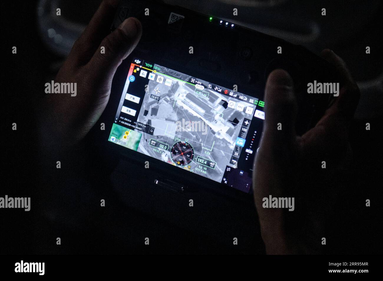210529 -- ESHAN, 29. Mai 2021 -- Ein Mitarbeiter verwendet das UAV-Infrarot-Bildgebungssystem, um die wilden asiatischen Elefanten im Eshan County, Yuxi City, südwestchinesische Provinz Yunnan, zu verfolgen und zu überwachen, 28. Mai 2021. Die Behörden verfolgen 15 wilde asiatische Elefanten in der südwestchinesischen Provinz Yunnan, während die Herde nach Norden wandert. Die Elefanten wandern nun in der Grafschaft Eshan nach einer langen Reise von der südlichsten Präfektur der Provinz ab dem 16. April. Sie sind derzeit weniger als 50 km von der Provinzhauptstadt Kunming, der Provinzforstwirtschaft und der Grünlandverwaltung entfernt Stockfoto
