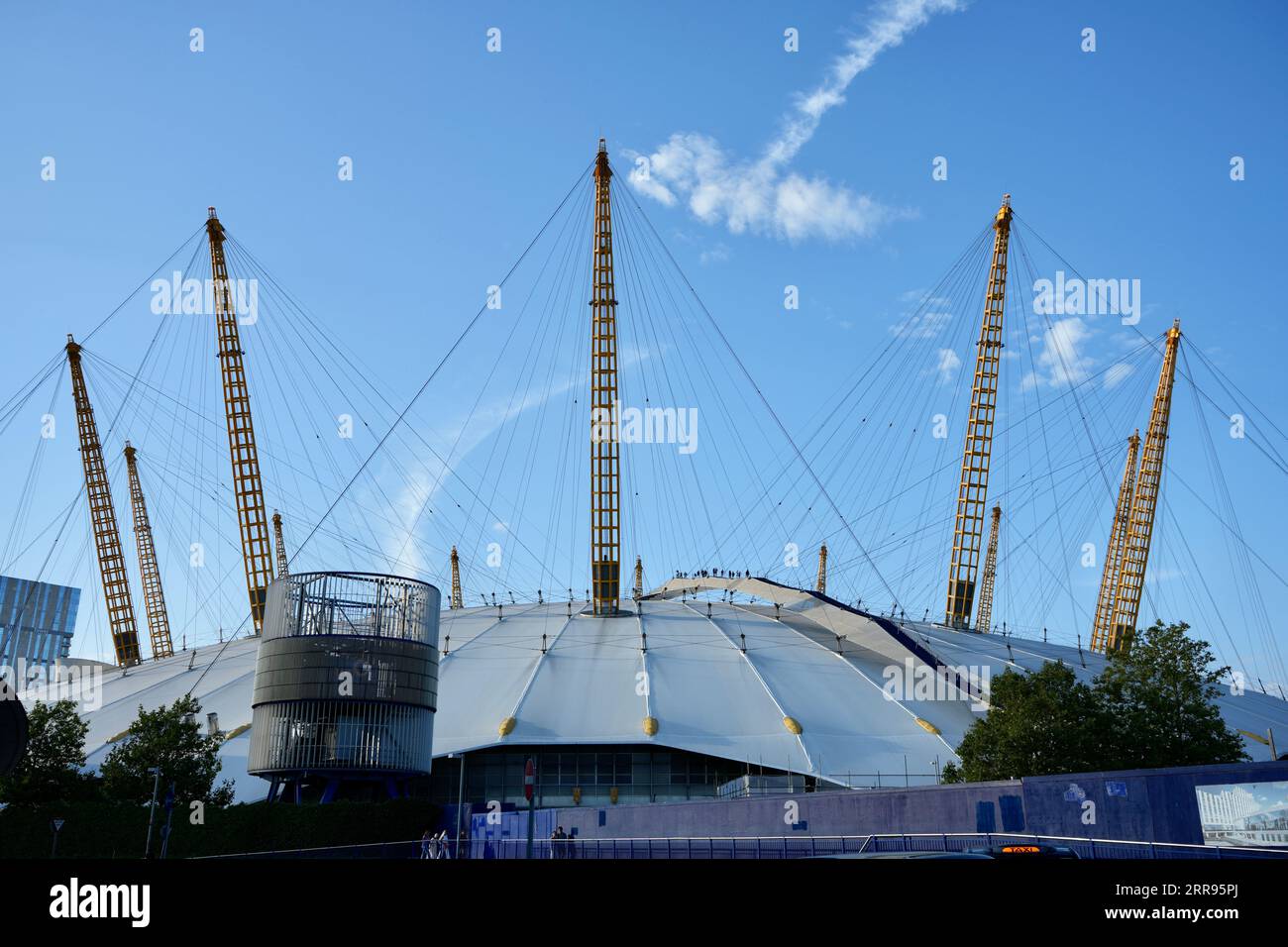 London, Großbritannien, Außenansicht des Daches der O2 Arena, mit Besuchern beim Foof Climb. Stockfoto