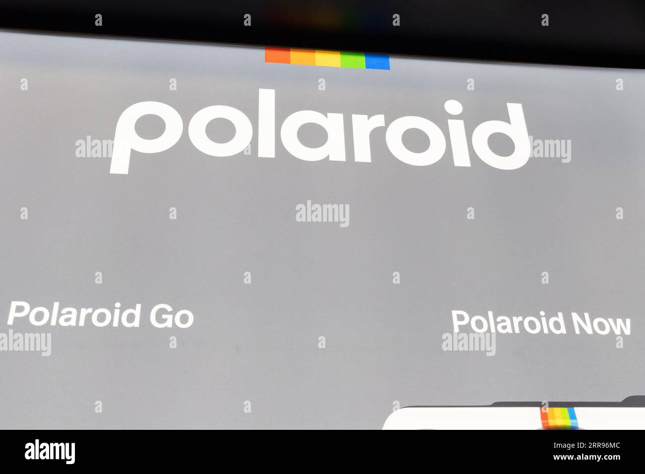 Bordeaux, Frankreich - 09 01 2023 : Polaroid Go Now Logo Text und Markensymbol Werbeplakat amerikanische Unternehmen Unterhaltungselektronik und Brillen Stockfoto