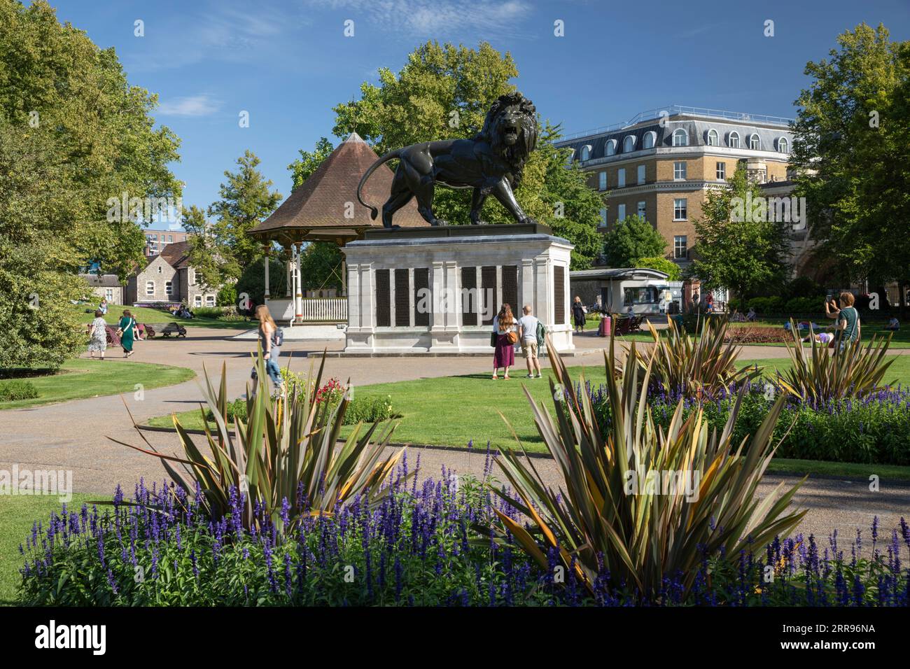 Die Löwenstatue in Forbury Gardens an einem sonnigen Sommernachmittag, Reading, Berkshire, England, Vereinigtes Königreich, Europa Stockfoto