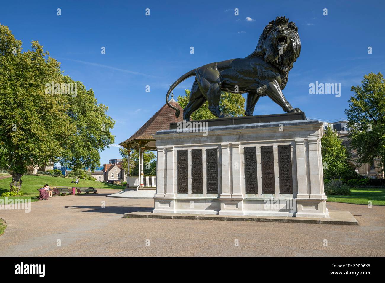 Die Löwenstatue in Forbury Gardens an einem sonnigen Sommernachmittag, Reading, Berkshire, England, Vereinigtes Königreich, Europa Stockfoto