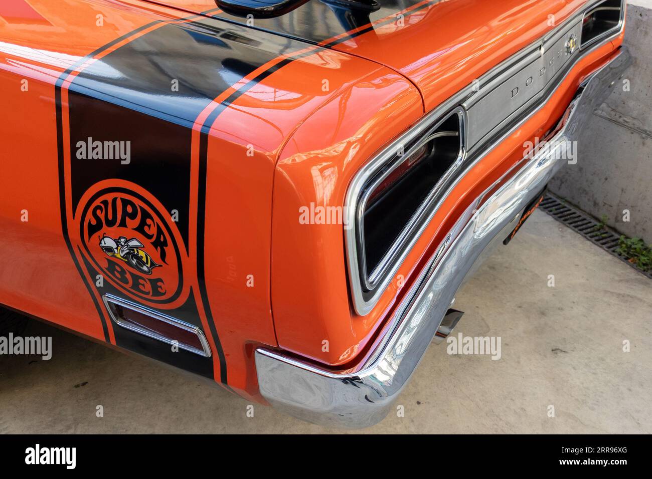 Bordeaux, Frankreich - 09 04 2023 : Dodge super Bee Muscle Auto hinten Vintage Logo Marke und Textschild auf Retro Vintage alten Auto Modell orange Chrom Stockfoto