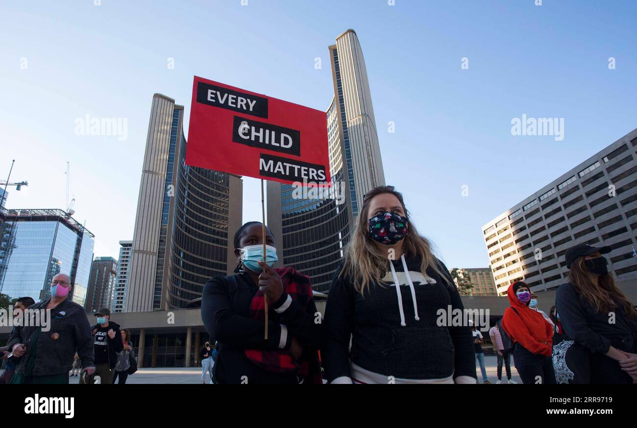 210531 -- TORONTO, 31. Mai 2021 -- Eine Frau zeigt ein Plakat mit Worten, die JEDES KIND ZÄHLT, während sie an einer Gedenkveranstaltung für die 215 Kinder teilnimmt, deren Überreste in einer ehemaligen Kamloops-Schule in Toronto, Kanada, am 30. Mai 2021 begraben wurden. Die gemeldete Entdeckung der Überreste von 215 indigenen Kindern in einer ehemaligen Wohnschule in Kamloops im Westen Kanadas hat die kanadische Bevölkerung schockiert. Foto von /Xinhua CANADA-TORONTO-KAMLOOPS INDIGENE SCHULKINDER REMAINS-MEMORIAL ZouxZheng PUBLICATIONxNOTxINxCHN Stockfoto