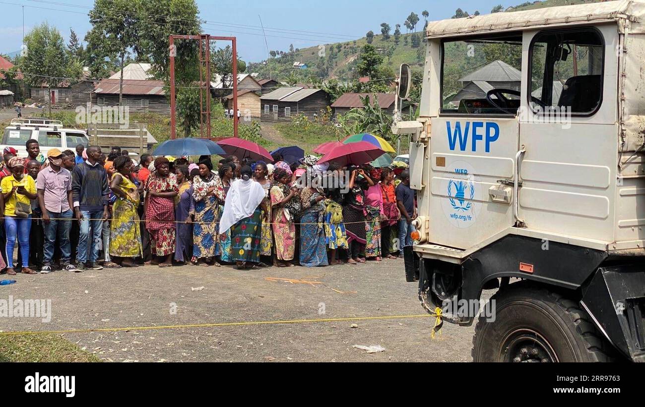 210531 -- SAKE DRC, 31. Mai 2021 -- Menschen warten auf Hilfe von humanitären Organisationen in Sake, Provinz Nord-Kivu, Demokratische Republik Kongo, 31. Mai 2021. Mehrere humanitäre Organisationen haben nach dem Ausbruch des Vulkans Nyiragongo am 22. Mai begonnen, Hilfe an Vertriebene in Sake in der Provinz Nord-Kivu im Nordosten der Demokratischen Republik Kongo zu verteilen. Unterstützt durch das Welternährungsprogramm haben diese humanitären Organisationen Bohnen, Mais und andere Vorräte an Tausende von Vertriebenen verteilt. Foto von /Xinhua DRC-SAKE-REFUGE-AID AlainxUyakani Stockfoto