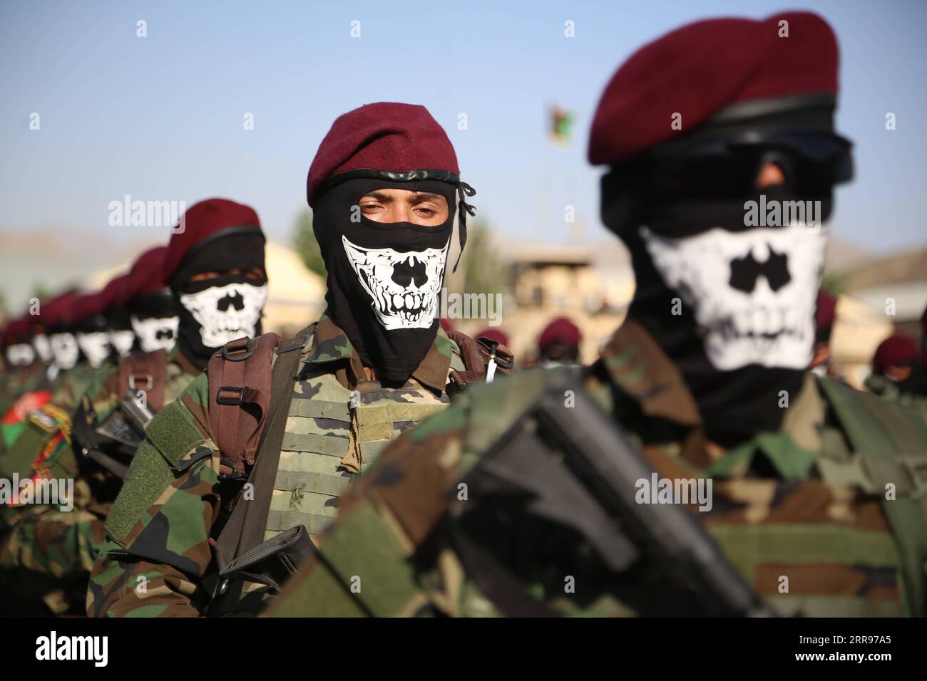 210531 -- KABUL, 31. Mai 2021 -- Mitglieder afghanischer Spezialkräfte nehmen am 31. Mai 2021 an ihrer Abschlussfeier in einem militärischen Ausbildungszentrum in Kabul, der Hauptstadt Afghanistans, Teil. Insgesamt 437 neue Kadetten haben eine Kommandoschule absolviert und sind der afghanischen Nationalarmee beigetreten, sagte das afghanische Verteidigungsministerium am Montag. Foto von /Xinhua AFGHANISTAN-KABUL-SPECIAL FORCES-GRADUATION SayedxMominzadah PUBLICATIONxNOTxINxCHN Stockfoto