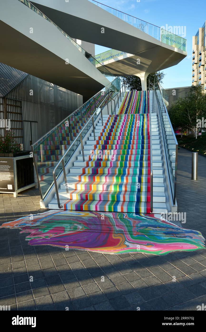 London, Großbritannien, gegossene Treppe von lan Davenport, Kunstwerke vor der O2 Arena. Stockfoto