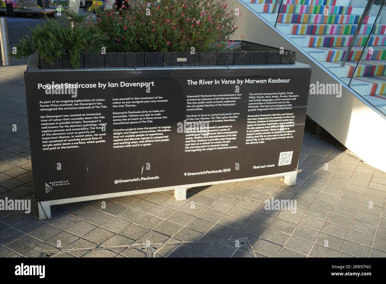 London, Großbritannien, Informationstafel über gegossene Treppen von lan Davenport und den Fluss in Verse von Marwan Kaabour. Stockfoto