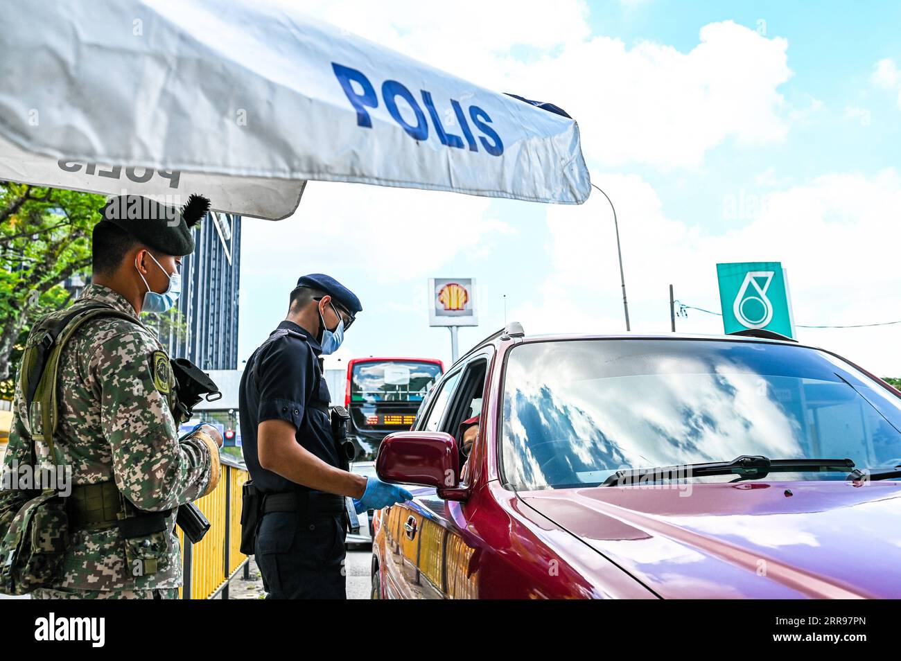 210601 -- KUALA LUMPUR, 1. Juni 2021 -- Ein Polizist und Ein Soldat überprüfen Fahrzeuge an einer Straßensperre in Kuala Lumpur, Malaysia, 1. Juni 2021. Malaysia hat am Dienstag landesweit eine zweiwöchige Sperrung eingeleitet, um die COVID-19-Infektionen zu reduzieren. Es dürfen nur wesentliche Sektoren betrieben werden, und es bestehen Reisebeschränkungen, um die Menschen in einem Umkreis von 10 km um ihre Häuser zu halten. MALAYSIA-COVID-19-LANDESWEITE LOCKDOWN ZhuxWei PUBLICATIONxNOTxINxCHN Stockfoto