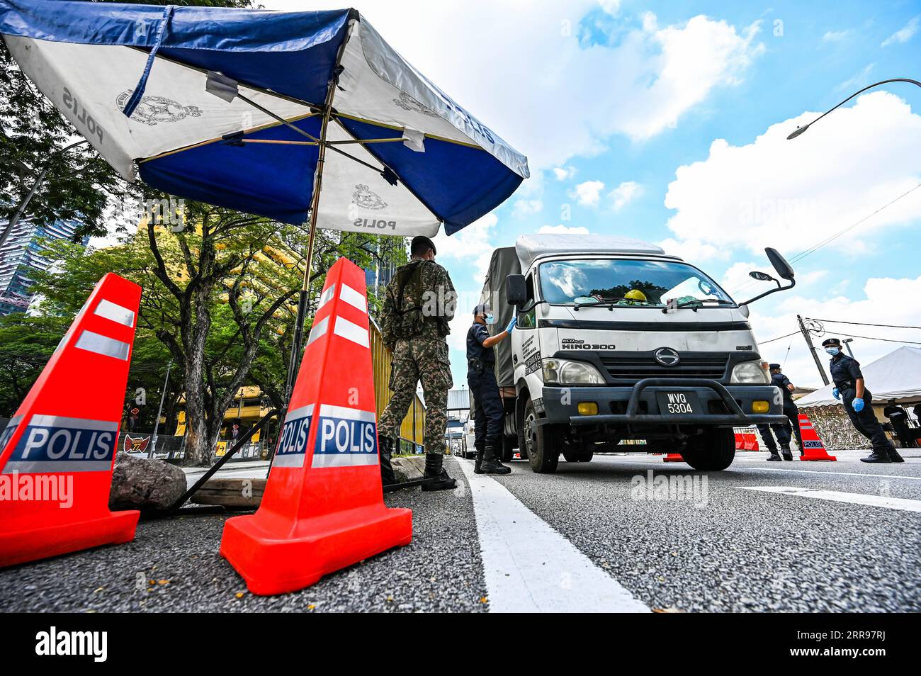210601 -- KUALA LUMPUR, 1. Juni 2021 -- Polizisten und ein Soldat kontrollieren Fahrzeuge an einer Straßensperre in Kuala Lumpur, Malaysia, 1. Juni 2021. Malaysia hat am Dienstag landesweit eine zweiwöchige Sperrung eingeleitet, um die COVID-19-Infektionen zu reduzieren. Es dürfen nur wesentliche Sektoren betrieben werden, und es bestehen Reisebeschränkungen, um die Menschen in einem Umkreis von 10 km um ihre Häuser zu halten. MALAYSIA-COVID-19-LANDESWEITE LOCKDOWN ZhuxWei PUBLICATIONxNOTxINxCHN Stockfoto