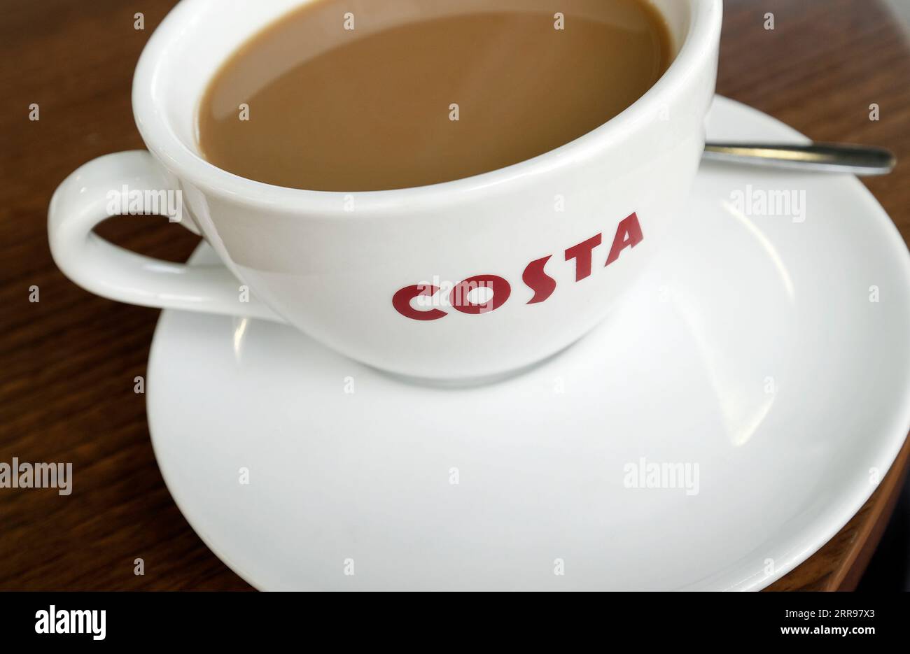 Eine Tasse costa-Kaffee auf der Tischplatte Stockfoto