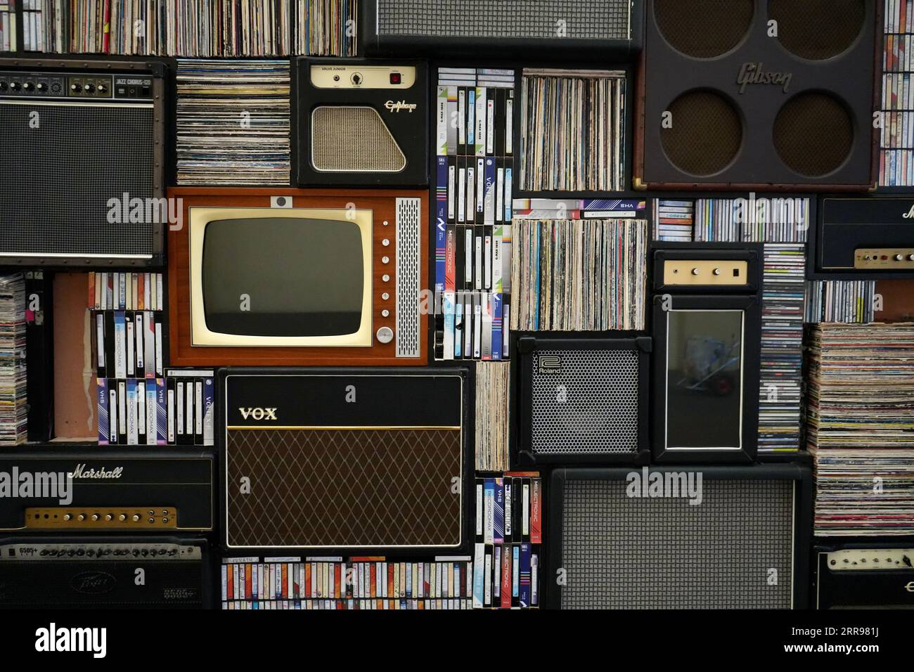 London, Großbritannien, Vintage TV und Audiogeräte in der O2 Arena. Stockfoto