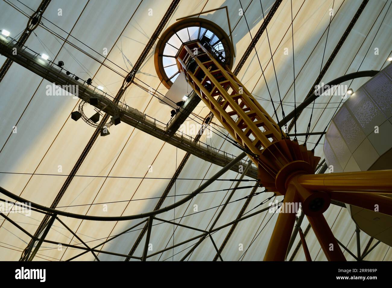 London, Großbritannien, massive gelbe Dachträger in der O2 Arena. Stockfoto