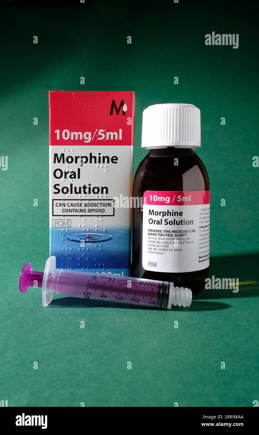 Flasche Morphin-Lösung zum Einnehmen auf grünem Hintergrund Stockfoto