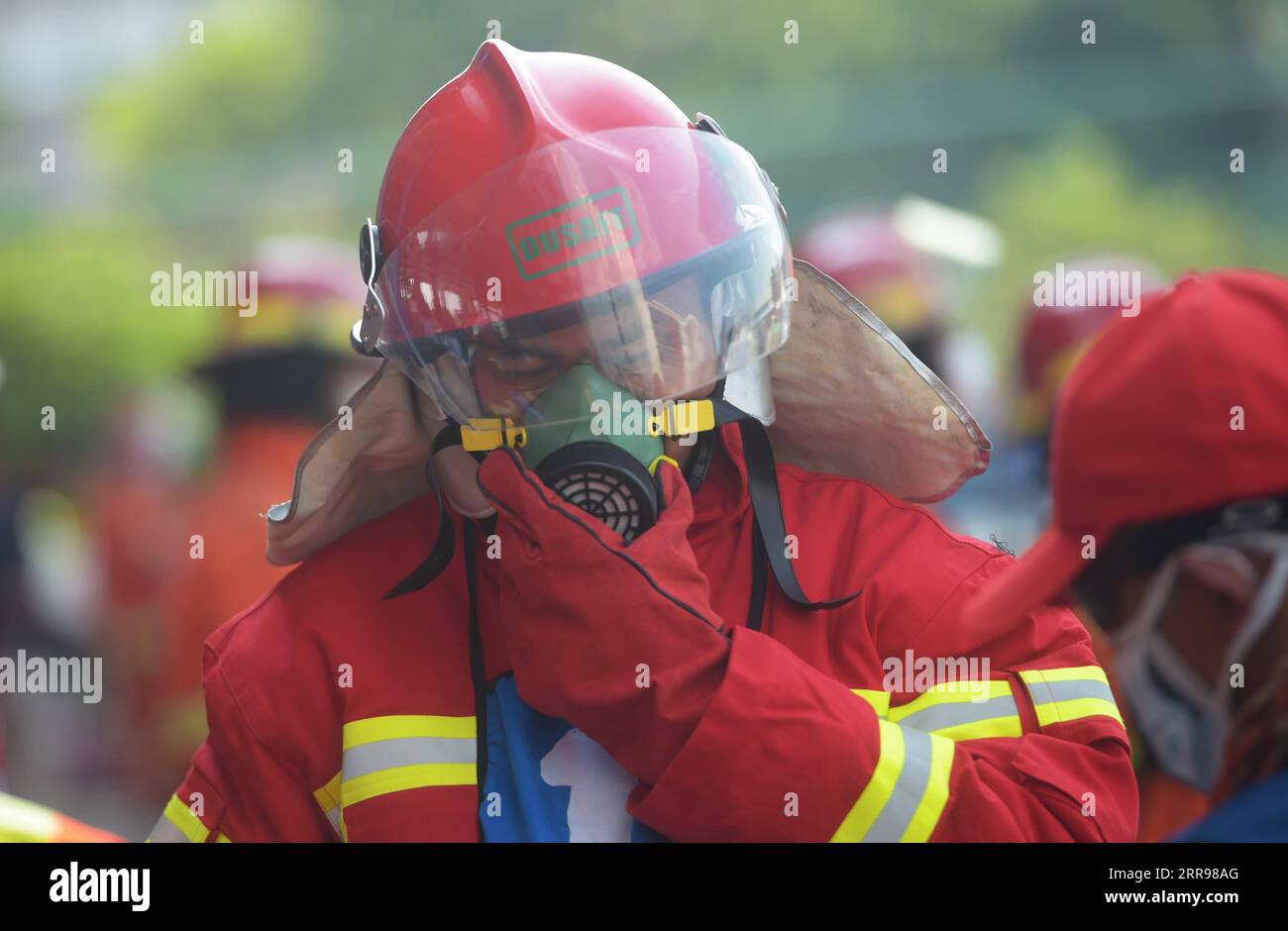 210602 -- JAKARTA, 2. Juni 2021 -- Feuerwehrmänner treten während des Fire Safety Challenge 2021-Wettbewerbs am 2. Juni 2021 in Jakartas Feuerwehrzentrale in Jakarta, Indonesien, an. INDONESIEN-JAKARTA-FIREFIGHTER-SAFETY CHALLENGE-COMPETITION ZULKARNAIN PUBLICATIONXNOTXINXCHN Stockfoto