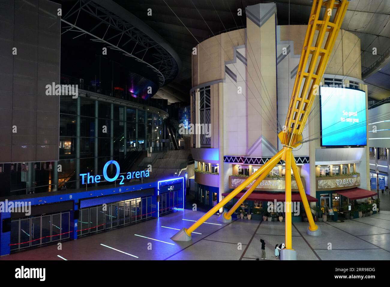 London, Großbritannien, massive gelbe Dachträger in der O2 Arena. Stockfoto