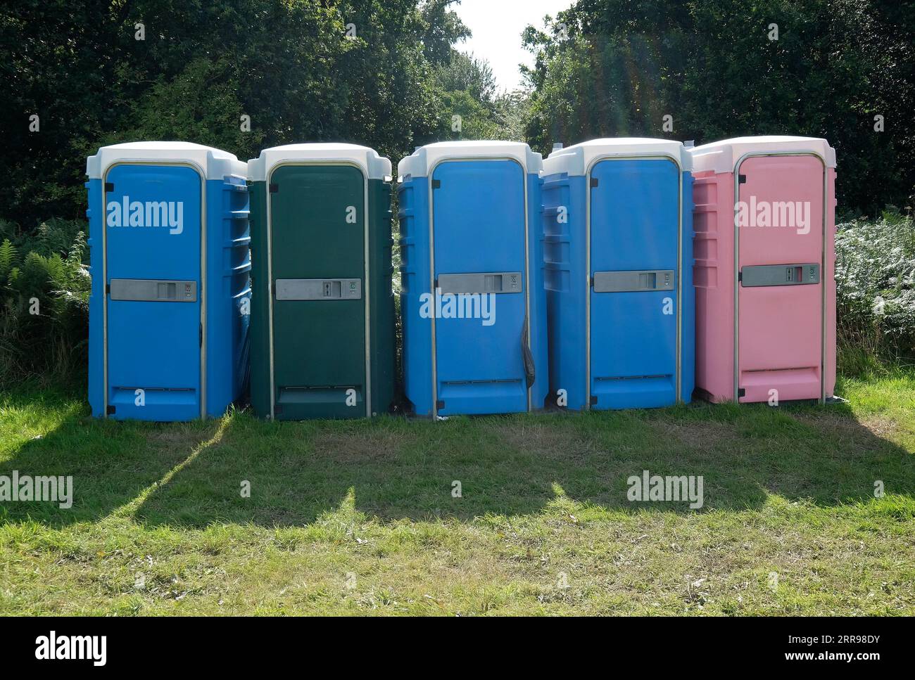 Fünf öffentliche tragbare Toiletten im Außendienst, norfolk, england Stockfoto